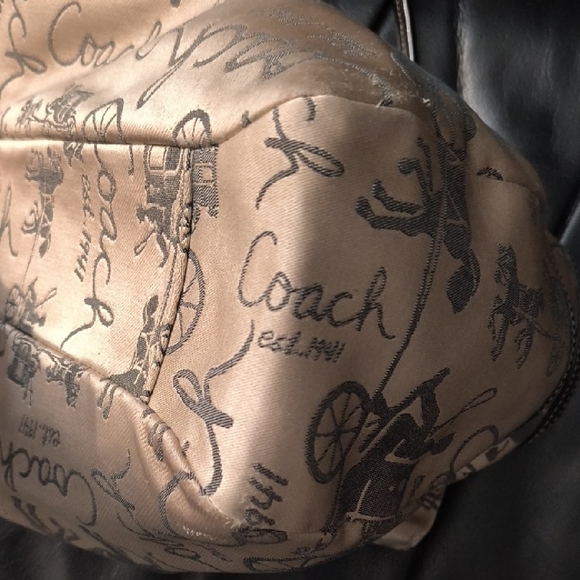 Coach Horse And Carriage Tan And Black Graphic Tote with Wristlet Pouch 🥰🥰 - Picture 12 of 17